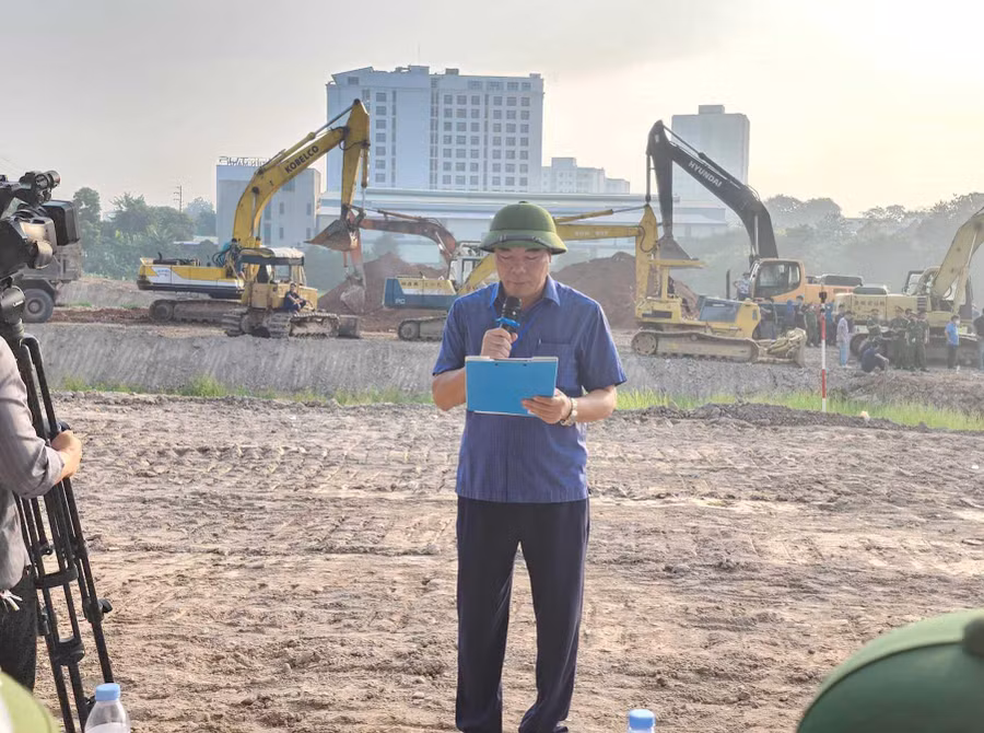 Ông Nguyễn Thế Hùng - Chủ tịch UBND phường Liên Bảo đọc quyết định cưỡng chế.