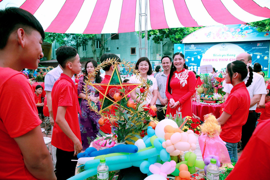 Lãnh đạo các cơ quan vui tết Trung Thu cùng các em.