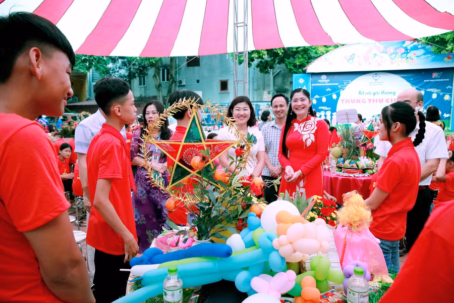 Lãnh đạo các cơ quan vui tết Trung Thu cùng các em.