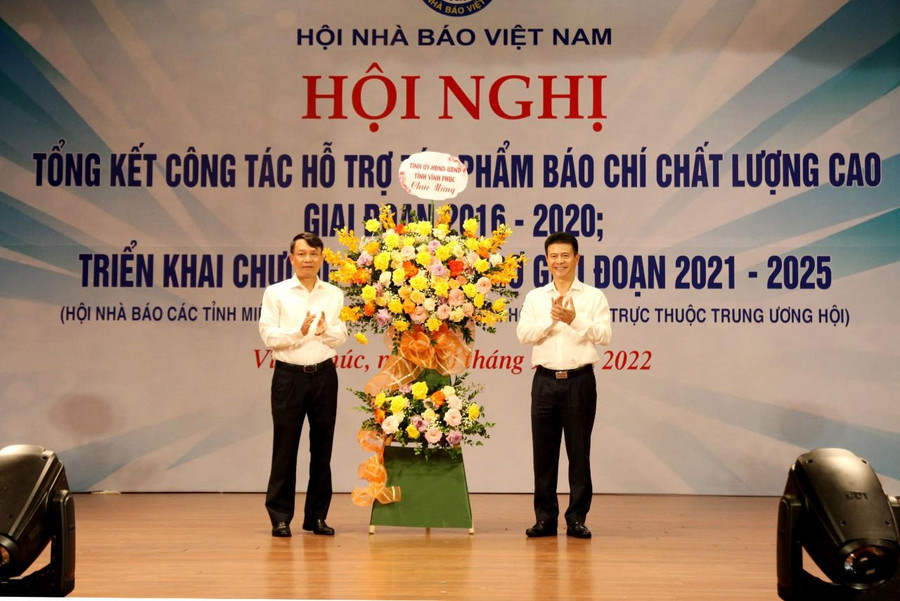 Lãnh đạo tỉnh Vĩnh Phúc tặng hoa chúc mừng hội nghị.