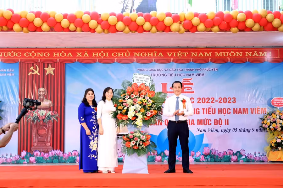 Phó Bí thư Thường trực Tỉnh ủy Vĩnh Phúc Phạm Hoàng Anh đến dự lễ khai giảng và tặng hoa chúc mừng Trường Tiểu học Nam Viêm