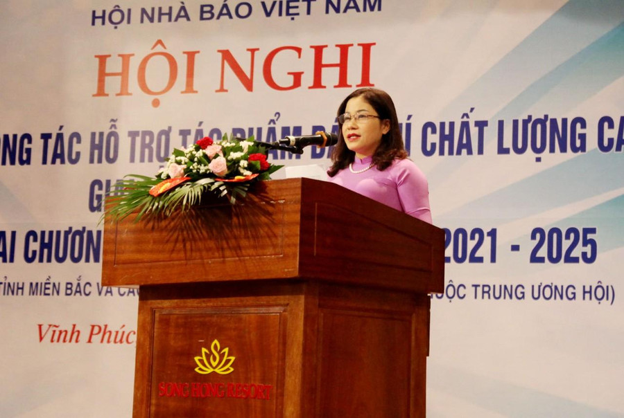 Đại biểu trình bày tham luận tại hội nghị.