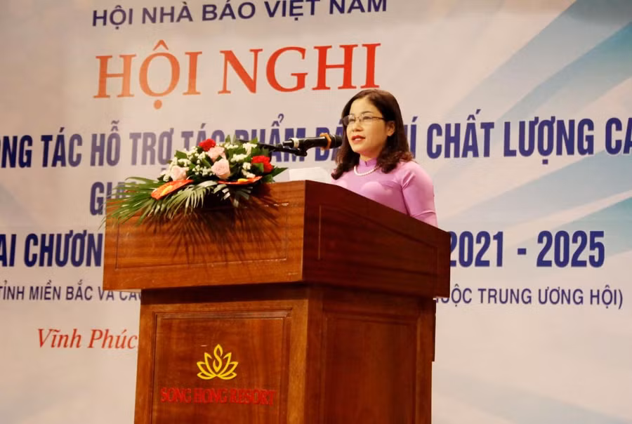 Đại biểu trình bày tham luận tại hội nghị.