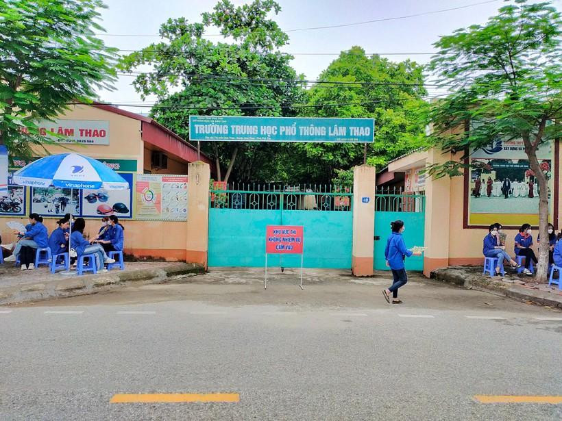 Khi thí sinh đã vào điểm thi, lực lượng thanh niên tình nguyện đã chuẩn bị sẵn sàng ở bên ngoài để tiếp sức và chúc mừng các thí sinh hoàn thành kỳ thi tốt nghiệp năm nay Khi thí sinh đã vào điểm thi, lực lượng thanh niên tình nguyện đã chuẩn bị sẵn sàng ở bên ngoài để tiếp sức và chúc mừng các thí sinh hoàn thành kỳ thi tốt nghiệp năm nay