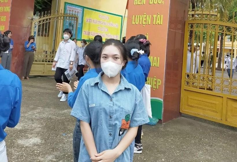 Thí sinh Bùi Bích Phương tại điểm thi trường THPT Long Châu Sa Thí sinh Bùi Bích Phương tại điểm thi trường THPT Long Châu Sa