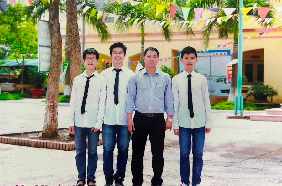 Thầy giáo Lê Hữu Việt (thứ 2 từ trái qua) cùng các học trò đạt giải HSG Vật lý cấp tỉnh Thầy giáo Lê Hữu Việt (thứ 2 từ trái qua) cùng các học trò đạt giải HSG Vật lý cấp tỉnh