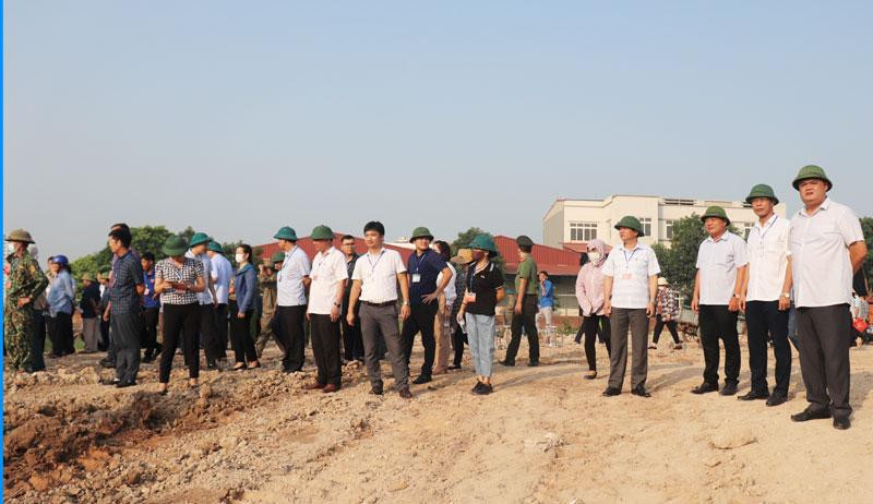 Lãnh đạo thành phố Vĩnh Yên chỉ đạo tại buổi cưỡng chế.