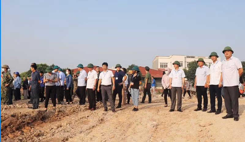 Lãnh đạo thành phố Vĩnh Yên chỉ đạo tại buổi cưỡng chế.