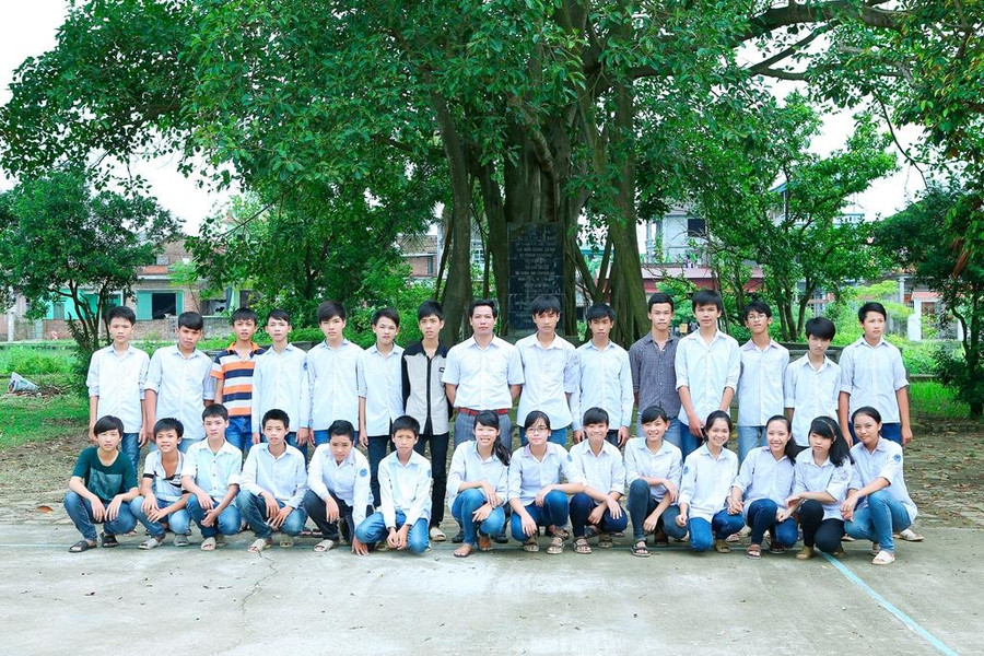 Thầy Việt và học trò chụp ảnh tại nơi lưu niệm Chủ tịch Hồ Chí Minh về thăm, thôn Lạc Trung, xã Bình Dương. Thầy Việt và học trò chụp ảnh tại nơi lưu niệm Chủ tịch Hồ Chí Minh về thăm, thôn Lạc Trung, xã Bình Dương.