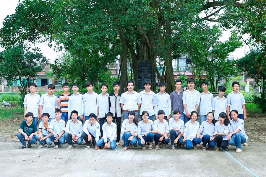 Thầy Việt và học trò chụp ảnh tại nơi lưu niệm Chủ tịch Hồ Chí Minh về thăm, thôn Lạc Trung, xã Bình Dương.