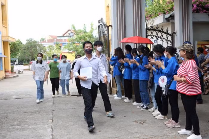 Kết thúc ngày thi đầu tiên, nhiều thí sinh vui mừng với bài làm của mình