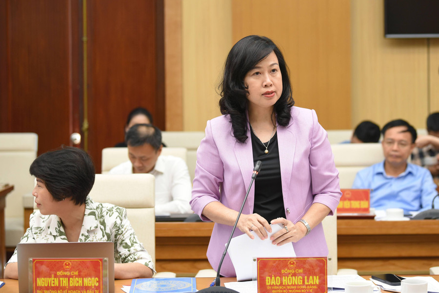 Quyền Bộ trưởng Y tế Đào Hồng Lan nghe và trao đổi với những kiến nghị của tỉnh Phú Thọ