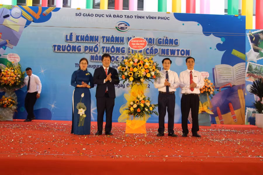 Ông Nguyễn Văn Huyến, Giám đốc Sở GD&amp;ĐT Vĩnh Phúc tặng hoa chúc mừng Trường Phổ thông liên cấp Newton nhân dịp khai giảng năm học 2022-2023.