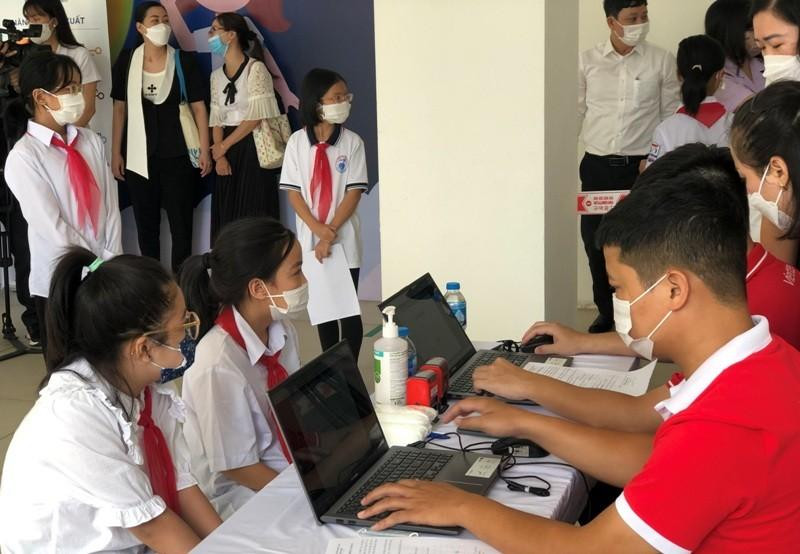 Ban tổ chức tư vấn tiêm vắc xin Covid-19 cho học sinh