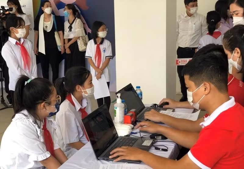 Ban tổ chức tư vấn tiêm vắc xin Covid-19 cho học sinh