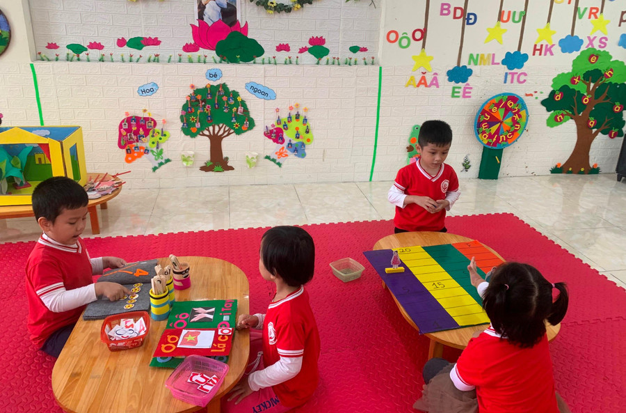 Giờ học của trẻ Trường MN Hoa Hồng (TP. Vĩnh Yên). Giờ học của trẻ Trường MN Hoa Hồng (TP. Vĩnh Yên).