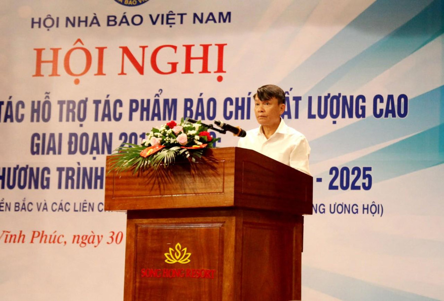 Phó Chủ tịch Thường trực Hội Nhà báo Việt Nam Nguyễn Đức Lợi phát biểu tại hội nghị.