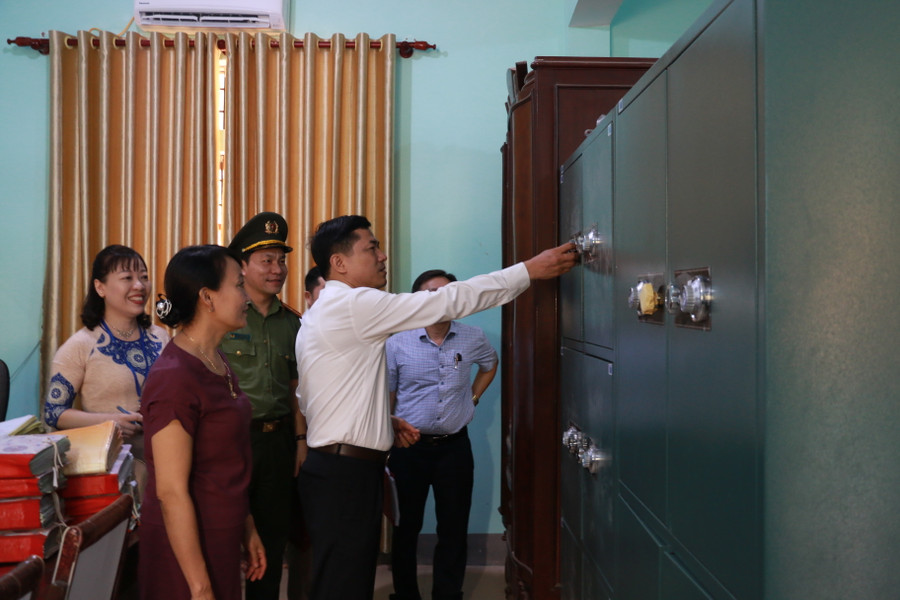 Ban chỉ đạo kỳ thi THPT quốc gia tại Nghệ An kiểm tra tủ đựng đề thi và bài thi tại điểm thi.