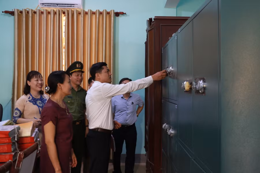 Ban chỉ đạo kỳ thi THPT quốc gia tại Nghệ An kiểm tra tủ đựng đề thi và bài thi tại điểm thi.