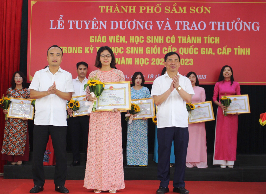 Lãnh đạo TP Sầm Sơn trao thưởng cho giáo viên có học sinh đoạt giải. Ảnh: Thế Lượng. Lãnh đạo TP Sầm Sơn trao thưởng cho giáo viên có học sinh đoạt giải. Ảnh: Thế Lượng.