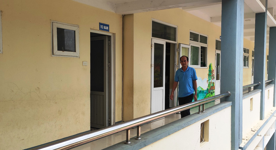 Việc bố trí 4 phòng vệ sinh sát với lớp học đã ảnh hưởng đến học sinh và giáo viên mỗi ngày đến trường. Ảnh: Thế Lượng