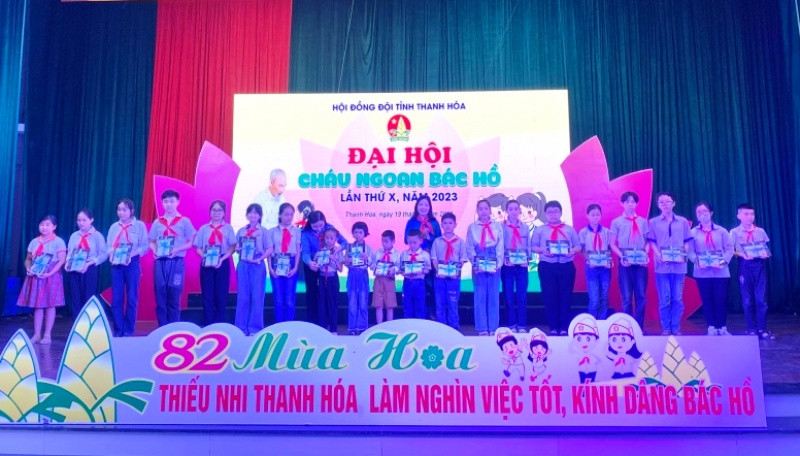 Hội Đồng đội Trung ương trao tặng 20 suất quà cho 20 đội viên tiêu biểu có hoàn cảnh khó khăn trên địa bàn tỉnh Thanh Hóa. Ảnh: TL. Hội Đồng đội Trung ương trao tặng 20 suất quà cho 20 đội viên tiêu biểu có hoàn cảnh khó khăn trên địa bàn tỉnh Thanh Hóa. Ảnh: TL.