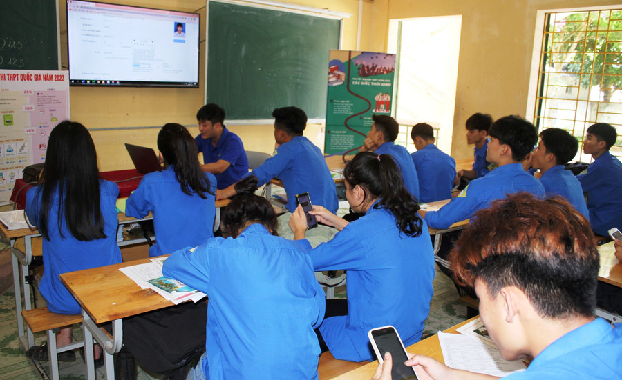 Học sinh Trường THPT Quan Hóa (Thanh Hóa) được giáo viên hỗ trợ đăng ký dự thi trực tuyến. Ảnh: Nhà trường cung cấp. Học sinh Trường THPT Quan Hóa (Thanh Hóa) được giáo viên hỗ trợ đăng ký dự thi trực tuyến. Ảnh: Nhà trường cung cấp.