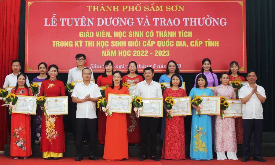 Nhiều thầy cô giáo có học sinh đoạt giải cấp Quốc gia, cấp tỉnh được UBND TP Sầm Sơn tuyên dương, trao thưởng. Ảnh: Thế Lượng. Nhiều thầy cô giáo có học sinh đoạt giải cấp Quốc gia, cấp tỉnh được UBND TP Sầm Sơn tuyên dương, trao thưởng. Ảnh: Thế Lượng.
