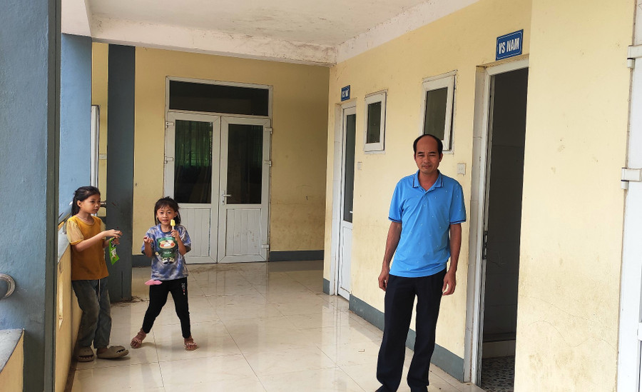 Nhà vệ sinh được bố trí sát với phòng học. Ảnh: Thế Lượng.