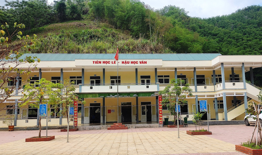 Khu nhà lớp học 2 tầng của Trường Tiểu học Trung Sơn. Ảnh: Thế Lượng.