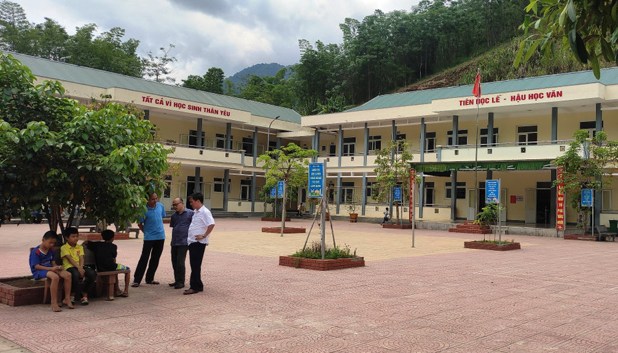 Trường Tiểu học Trung Sơn được nhà nước đầu tư, xây dựng khang trang. Ảnh: Thế Lượng.