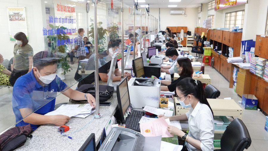 Công chức làm việc tại bộ phận một cửa thuộc UBND quận Gò Vấp, TPHCM. (Ảnh: Mạnh Tùng) Công chức làm việc tại bộ phận một cửa thuộc UBND quận Gò Vấp, TPHCM. (Ảnh: Mạnh Tùng)