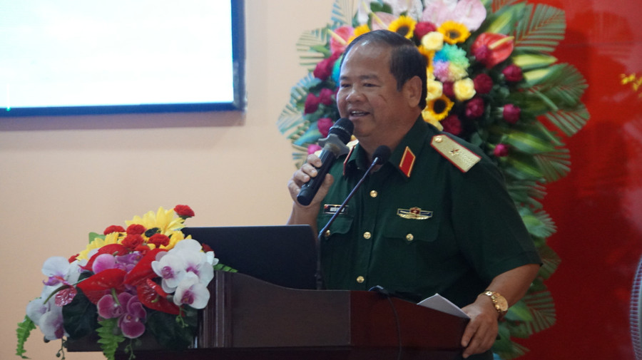 Thiếu tướng - PGS.TS Nguyễn Trọng Sỹ, Phó Hiệu trưởng Trường Đại học Nguyễn Huệ trình bày tham luận tại hội thảo. Ảnh: Mạnh Tùng Thiếu tướng - PGS.TS Nguyễn Trọng Sỹ, Phó Hiệu trưởng Trường Đại học Nguyễn Huệ trình bày tham luận tại hội thảo. Ảnh: Mạnh Tùng