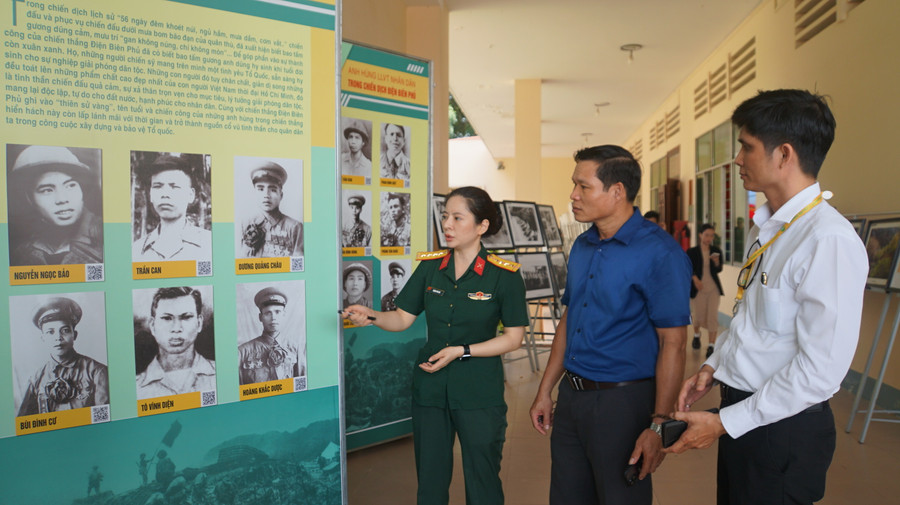 Các đại biểu tại trưng bày các Anh hùng lực lượng vũ trang nhân dân trong chiến dịch Điện Biên Phủ. Ảnh: Mạnh Tùng Các đại biểu tại trưng bày các Anh hùng lực lượng vũ trang nhân dân trong chiến dịch Điện Biên Phủ. Ảnh: Mạnh Tùng