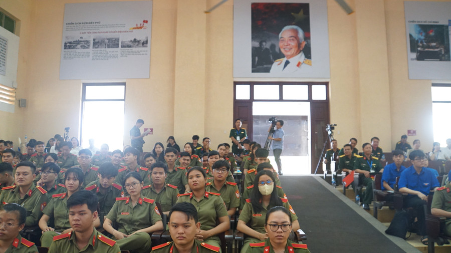 Các sinh viên, học viên tham dự hội thảo. Ảnh: Mạnh Tùng Các sinh viên, học viên tham dự hội thảo. Ảnh: Mạnh Tùng