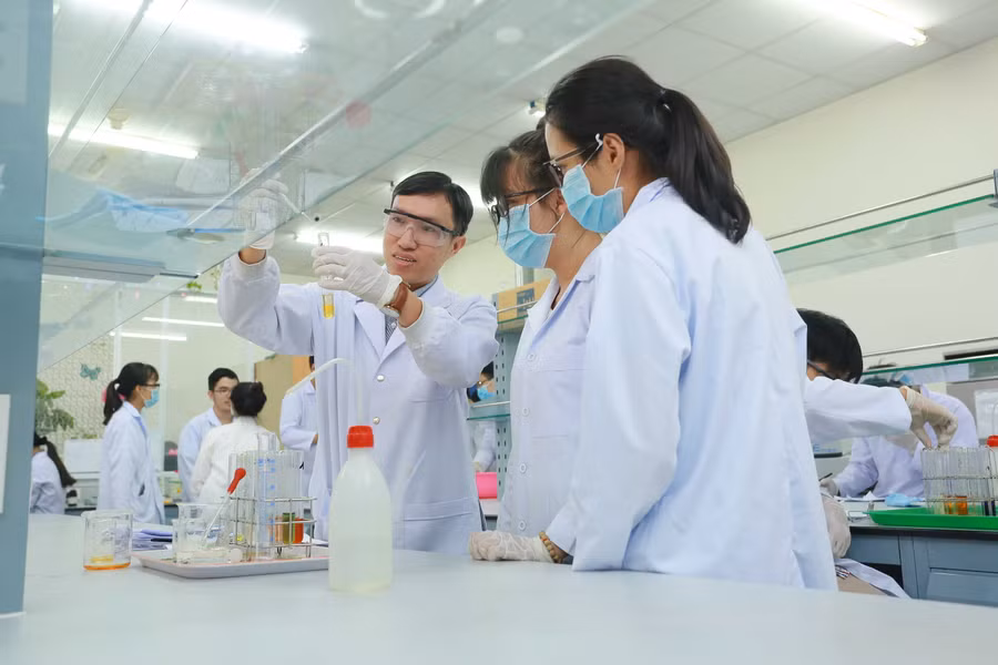 Nghiên cứu viên, sinh viên làm việc trong phòng thí nghiệm của Trường Đại học Quốc tế (Đại học Quốc gia TPHCM). (Ảnh minh họa: N.Ngọc)