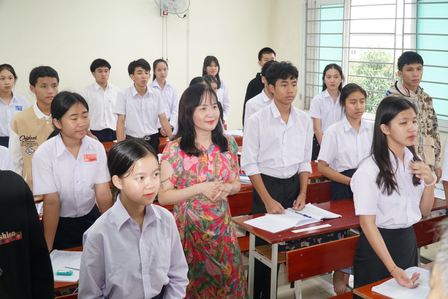 Giảng viên dạy Tiếng Việt và các em lưu học sinh Lào tại Trường Phổ thông Dân tộc nội trú THPT số 2 tỉnh Nghệ An. Ảnh: Hồ Lài. Giảng viên dạy Tiếng Việt và các em lưu học sinh Lào tại Trường Phổ thông Dân tộc nội trú THPT số 2 tỉnh Nghệ An. Ảnh: Hồ Lài.