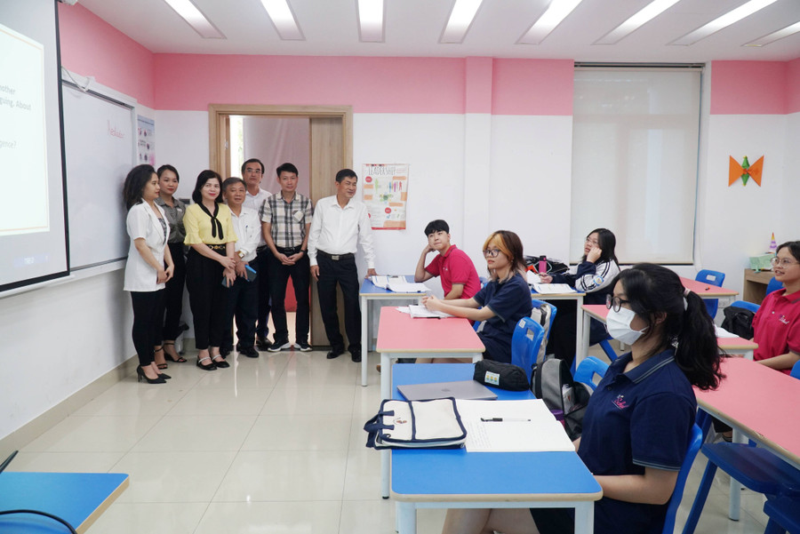 Đoàn công tác Sở GD&ĐT Nghệ An thăm lớp học của Trường TH School Vinh Đoàn công tác Sở GD&ĐT Nghệ An thăm lớp học của Trường TH School Vinh