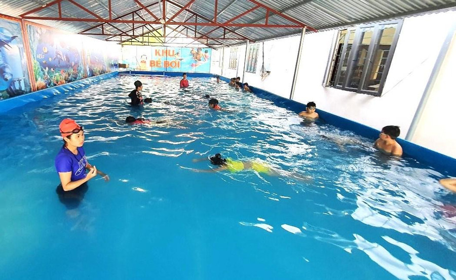 Tổ chức dạy bơi cho học sinh tại Trường TH Định Trung