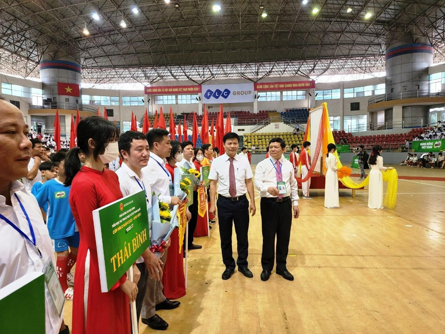 Vụ trưởng Vụ Giáo dục thể chất Nguyễn Thanh Đề và Giám đốc Sở GD&ĐT Phú Thọ Nguyễn Văn Mạnh tặng cờ, hoa cho các đội tham gia giải đấu. Vụ trưởng Vụ Giáo dục thể chất Nguyễn Thanh Đề và Giám đốc Sở GD&ĐT Phú Thọ Nguyễn Văn Mạnh tặng cờ, hoa cho các đội tham gia giải đấu.