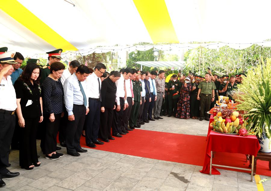 Đại biểu tham gia nghi thức truy điệu, an táng hài cốt liệt sỹ tại Nghĩa trang Liệt sỹ Quốc gia Vị Xuyên. Ảnh: Kim Tiến