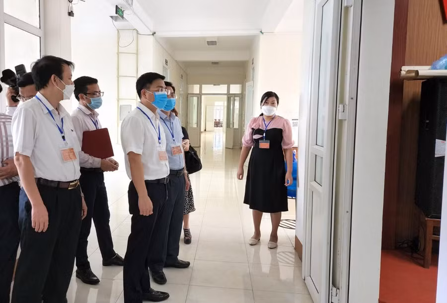 Đoàn kiểm tra tại điểm thi Trường THPT Đồng Đậu (huyện Yên Lạc).