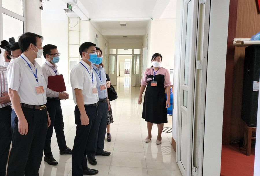 Đoàn kiểm tra tại điểm thi Trường THPT Đồng Đậu (huyện Yên Lạc). Đoàn kiểm tra tại điểm thi Trường THPT Đồng Đậu (huyện Yên Lạc).