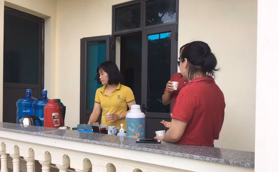 Khu vực chờ của phụ huynh được phục vụ nước uống, cafe miễn phí.