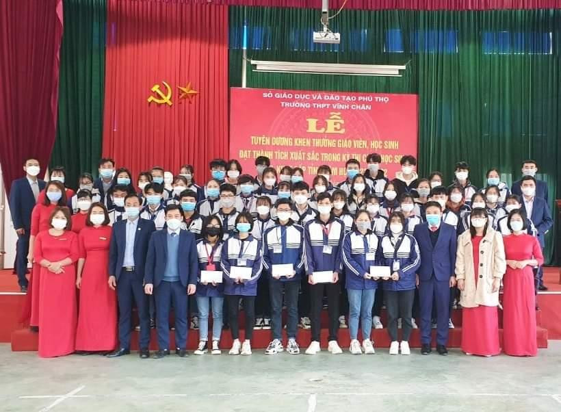 Trường THPT Vĩnh Chân khen thưởng giáo viên, học sinh có thành tích xuất sắc