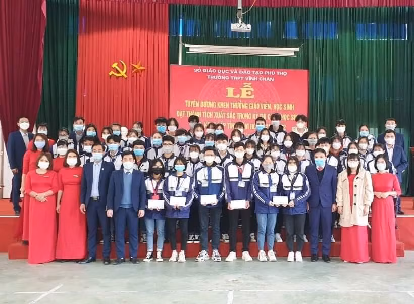 Trường THPT Vĩnh Chân khen thưởng giáo viên, học sinh có thành tích xuất sắc