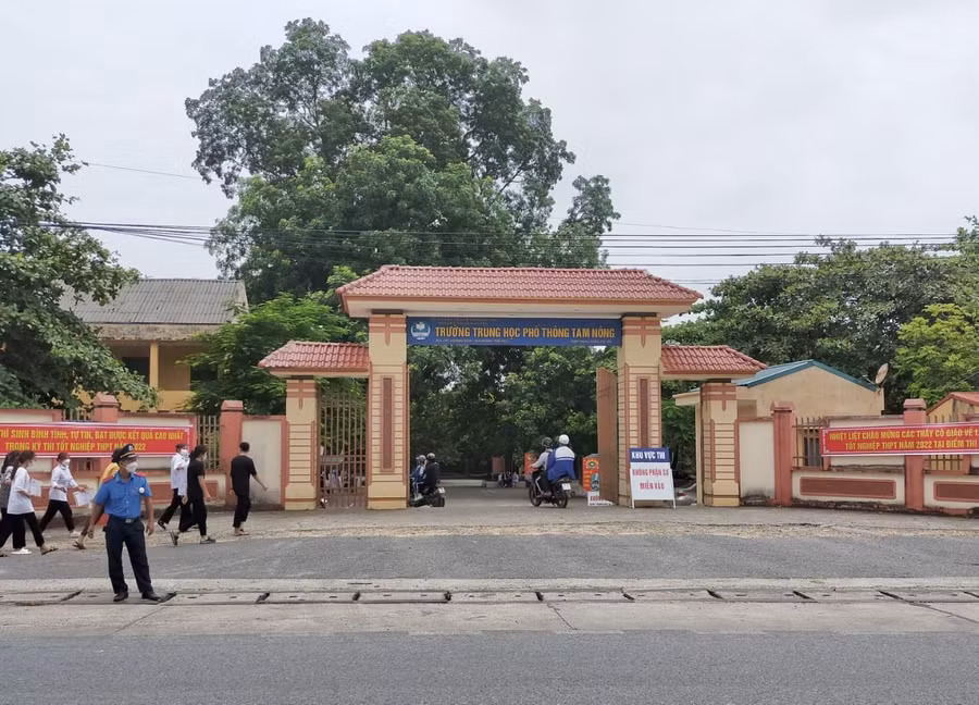 Lực lượng Thanh tra tham gia điều tiết giao thông tại điểm thi Trường THPT Tam Nông