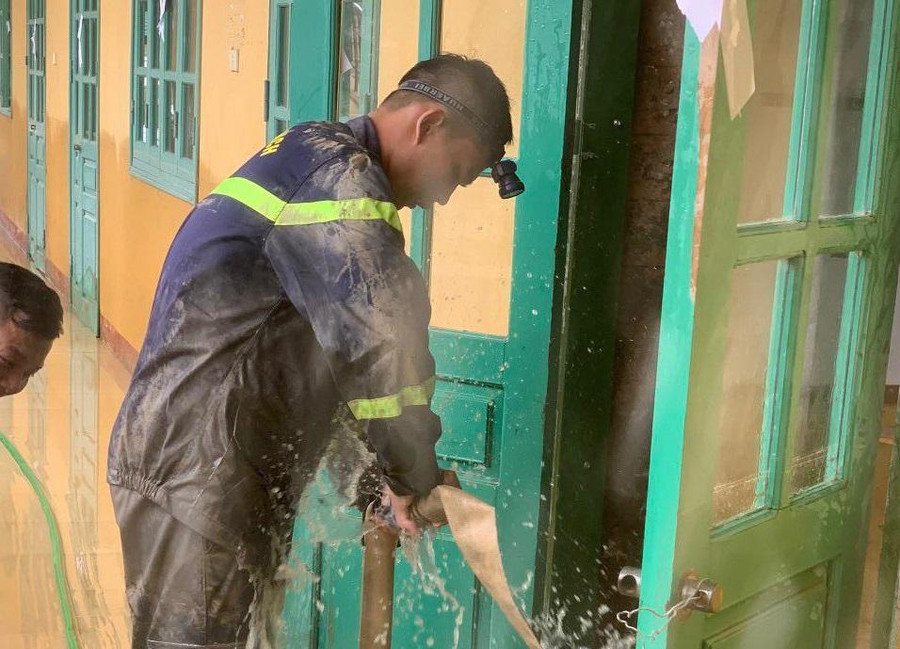 Chiến sĩ Hoàng bơm nước ra khỏi lớp học vào sáng 29/6