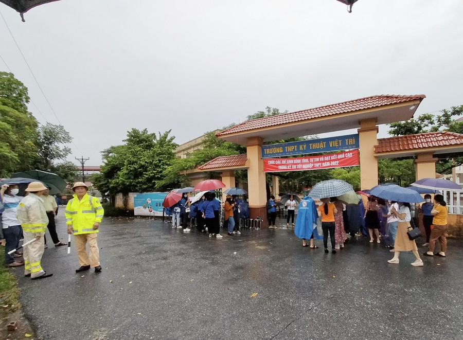 Thí sinh đội mưa đến dự thi tại điểm thi Trường THPT Kỹ thuật Việt Trì
