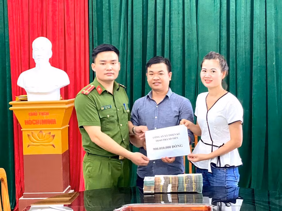 Tại trụ sở Công an xã Thiện Kế, chị Nguyệt trả lại toàn bộ số tiền do người lạ chuyển nhầm Ảnh: Công an Tuyên Quang